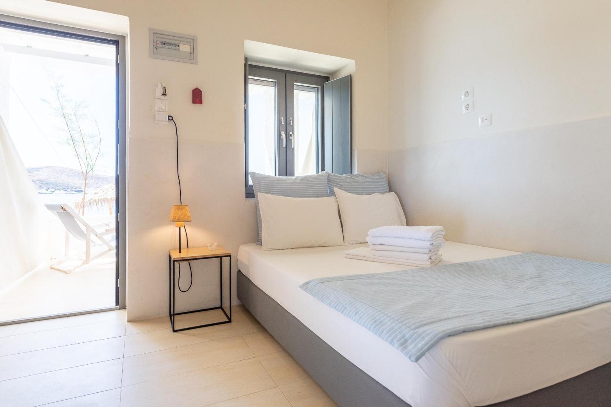 Emily Hotel Vari  Exterior photo