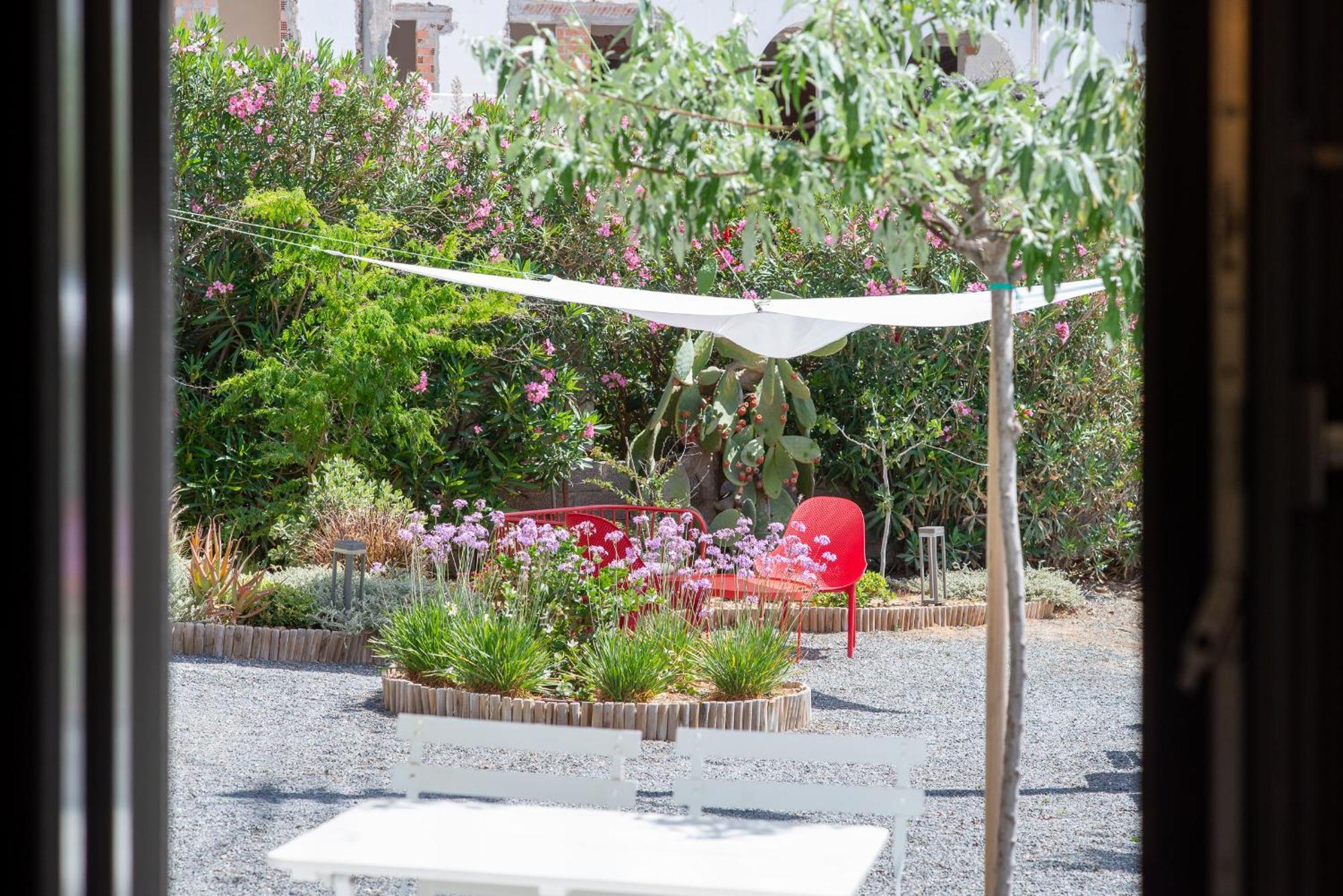 Emily Hotel Vari  Exterior photo